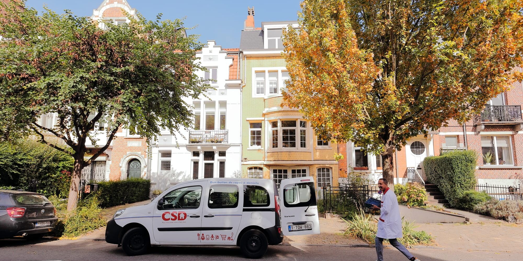 Aide soignant livre repas bruxelles domicile Véhicule et l'aide familial de la CSD pendant la livraison de repas à domicile