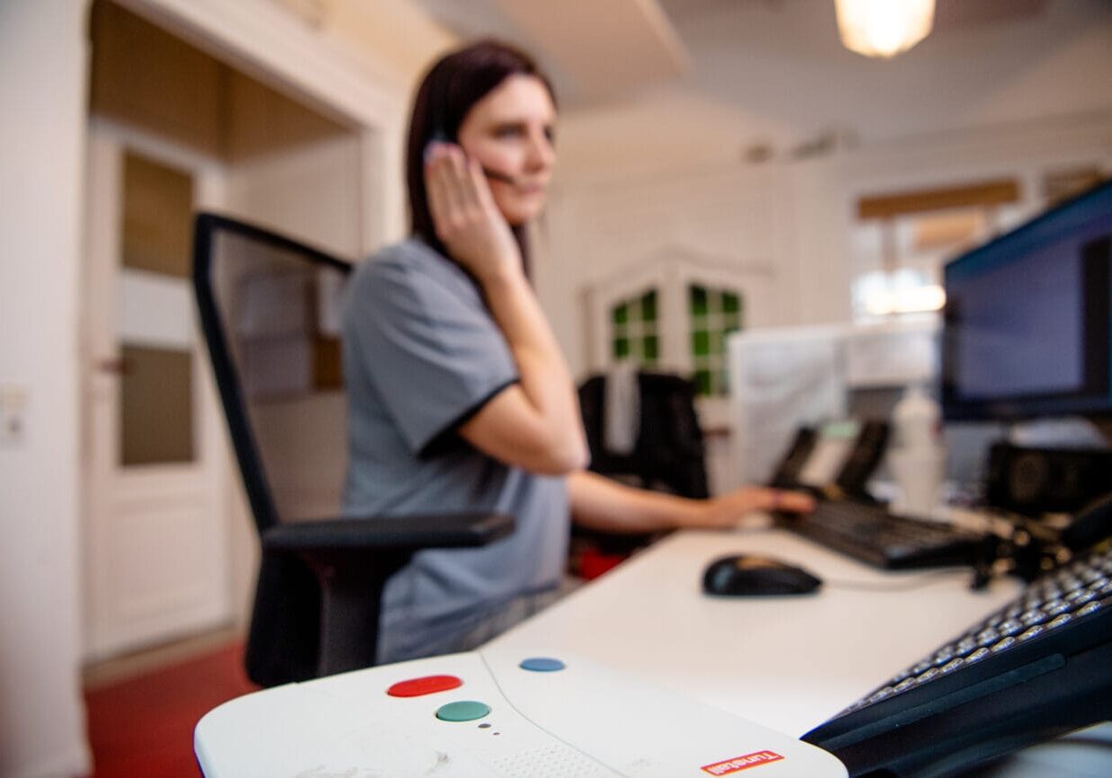 Call center disponible 7 jours sur 7 Agent du call center répondant à un appel téléphonique