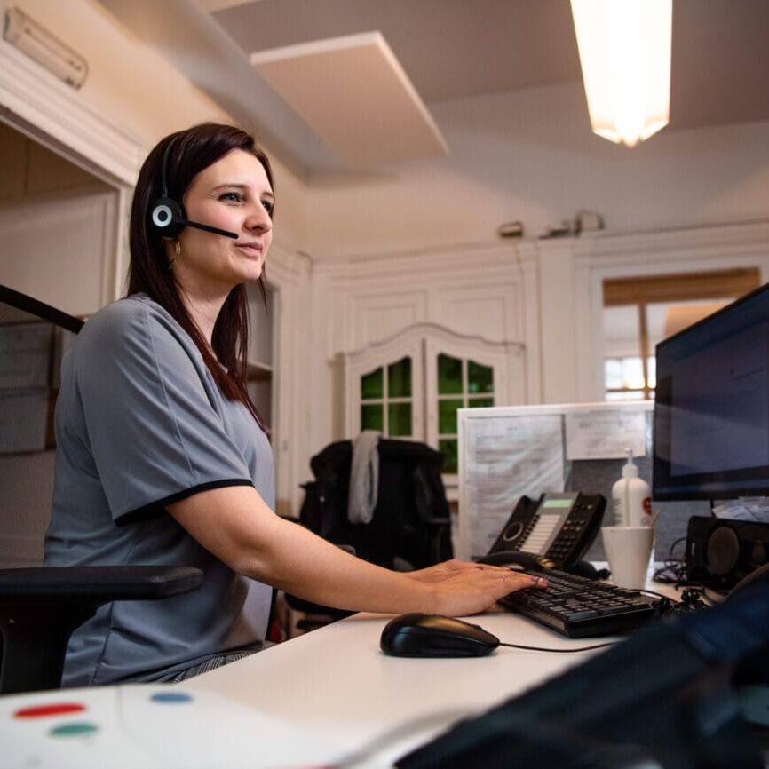 Call center durant la nuit Agent du call center répondant à un appel de télévigilance