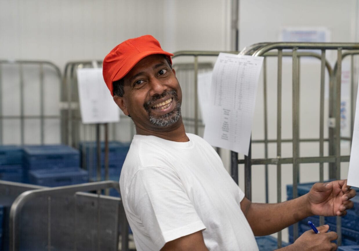 Distribution repas Personne qui prépare le chariot pour la tournée repas