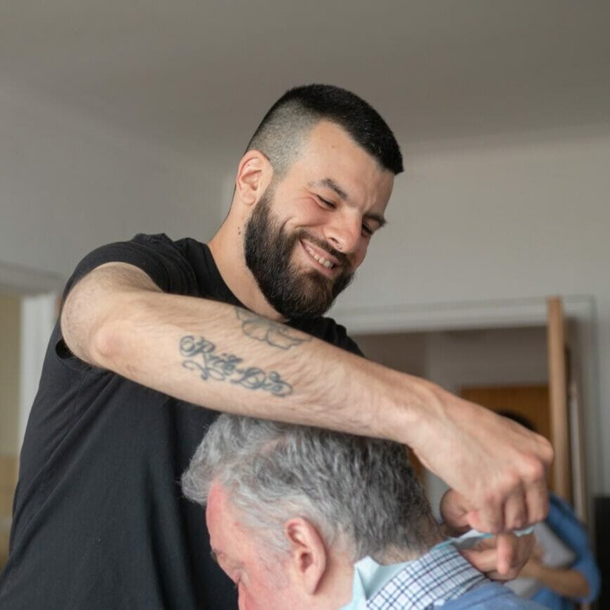 Aide familial préparant un bénéficiaire pour son repas