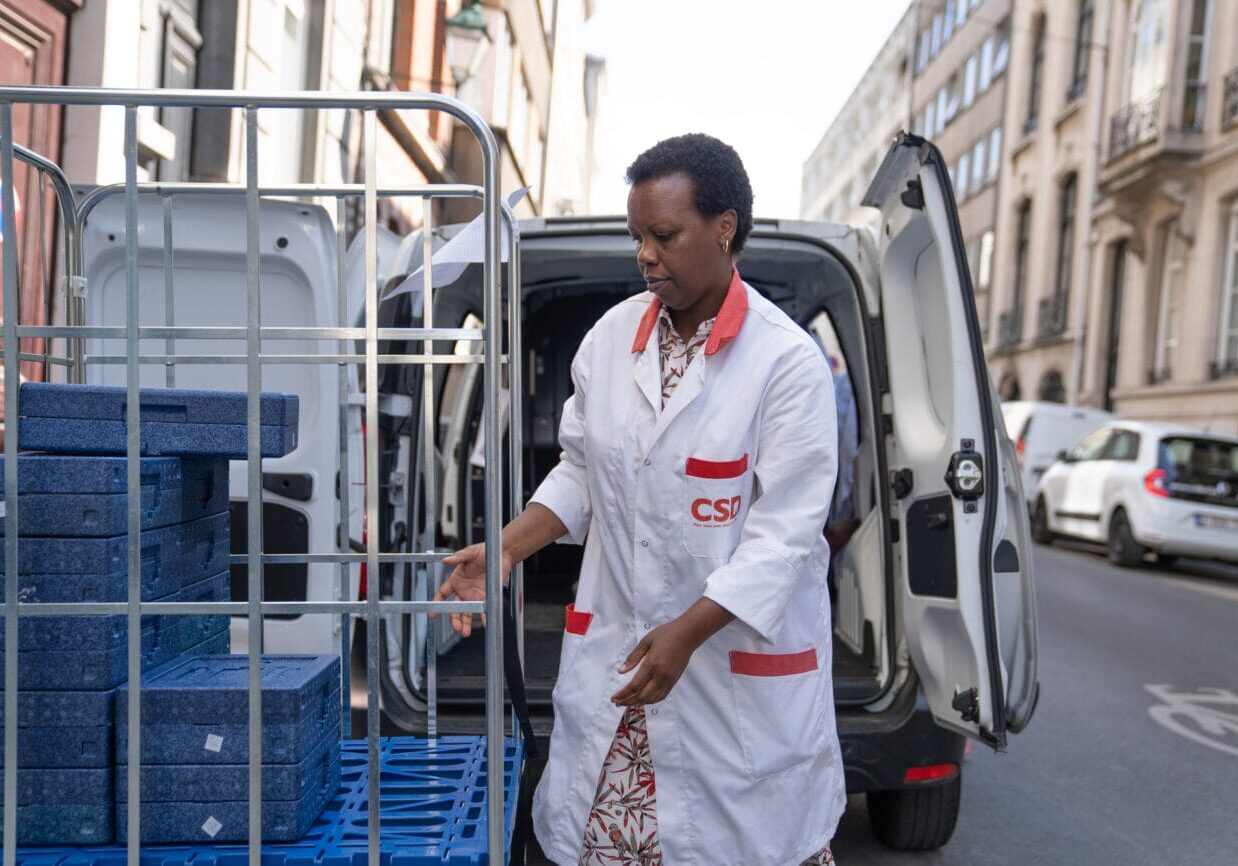 Photo du chargement des véhicules repas pour la livraison des repas à domicile à Bruxelles